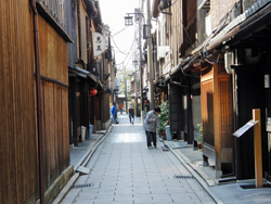 Hanamikoji Dori, Gion